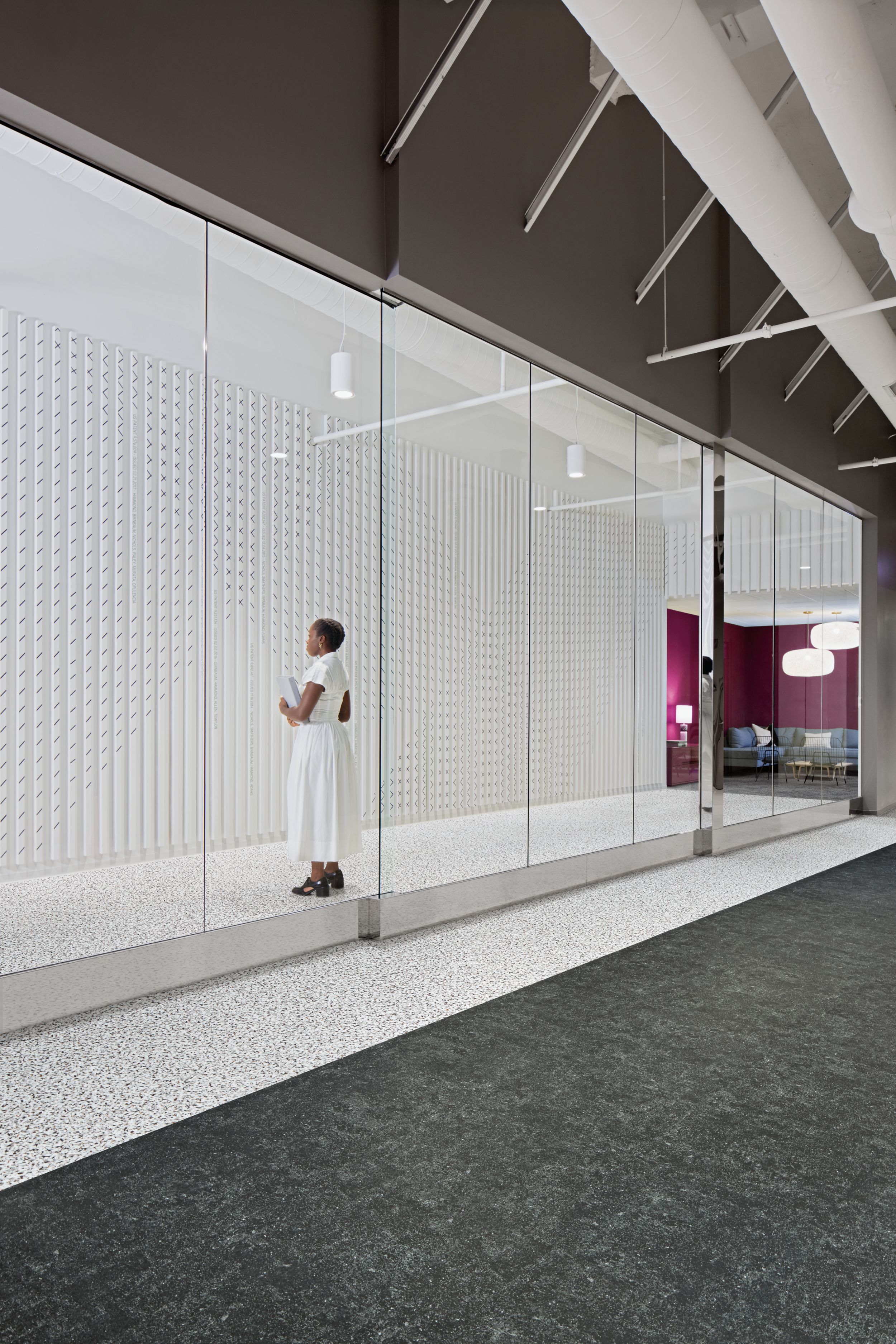 Interface Walk of Life and Walk on By LVT and Step in Time carpet tile office common space numéro d’image 3